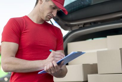 delivery-guy-signing-document